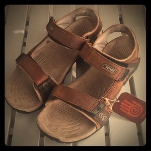 Light Brown Leather Teva Sandals Sz 10 NWT